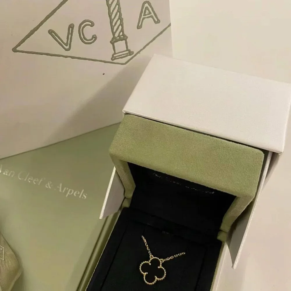 Van Cleef & Arpels Mother-of-Pearl and Gold Alhambra Necklace - Picture 3 of 5